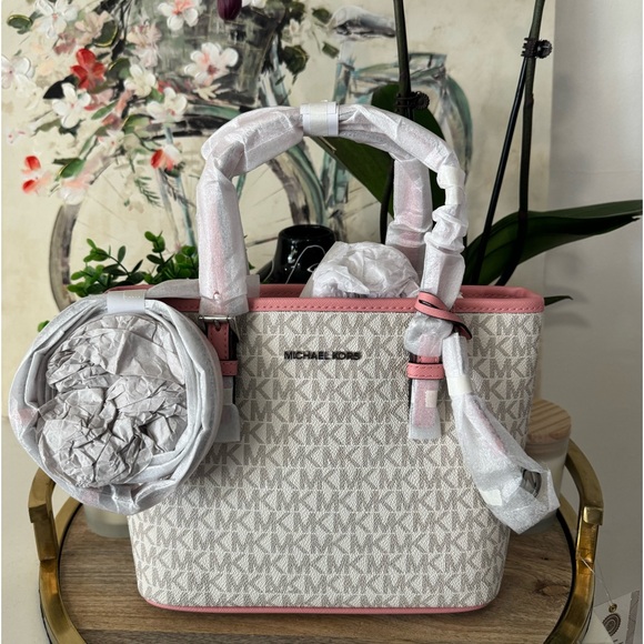 Michael Kors Handbags - SOLD🌷MICHAEL KORS jet set travel promrose multi bag ✨